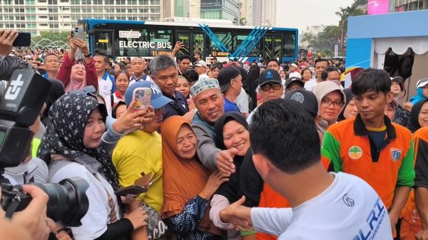 Kapolri Jenderal Listyo Sigit Prabowo sapa warga yang hadir di acara Bhayangkara Sport Day