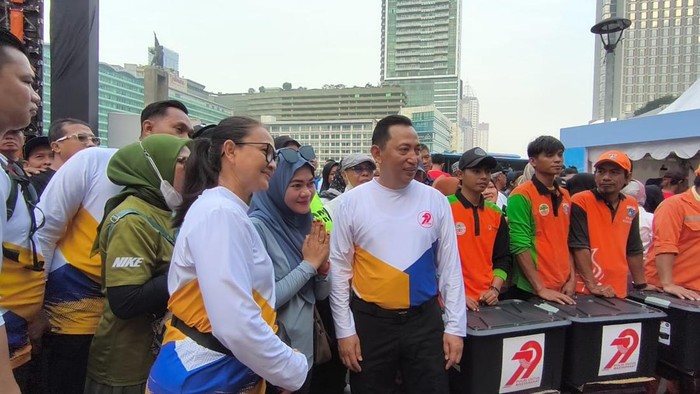 Kapolri Jenderal Listyo Sigit Prabowo sapa warga yang hadir di acara Bhayangkara Sport Day