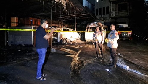 Kebakaran di gudang milik PT. Lipuri Jagat di Banjar Sanggulan, Desa Banjar Anyar, Kecamatan Kediri, Minggu (22/6/2025) dini hari. (Polsek Kediri)