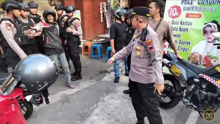 Momen polisi mengamankan seorang pria lansia yang menabrak remaja dalam keadaan mabuk di Menara Kudus, Sabtu (21/6/2025).