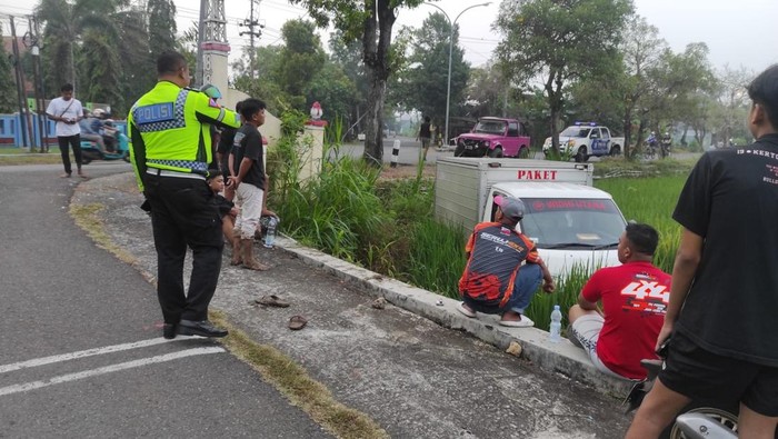 Kondisi mobil boks yang terjun ke sawah di Pengasih, Kulon Progo, Minggu (22/6/2025).