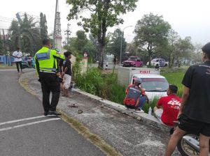 Mobil Paket Terjun Bebas-Nyungsep Sawah di Kulon Progo