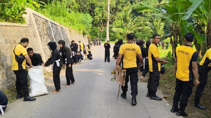 Kerja bakti Polres Blitar Kota dengan Perguruan silat
