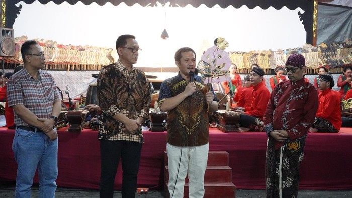Ketua Komisi A DPRD DIY Eko Suwanto saat pagelaran wayang kulit, Sabtu (21/6/2025) malam.