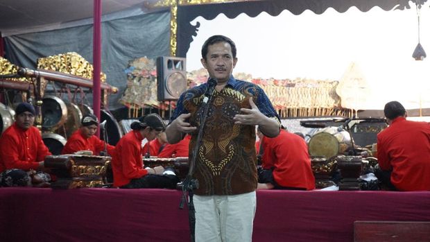 Ketua Komisi A DPRD DIY Eko Suwanto saat pagelaran wayang kulit, Sabtu (21/6/2025) malam.
