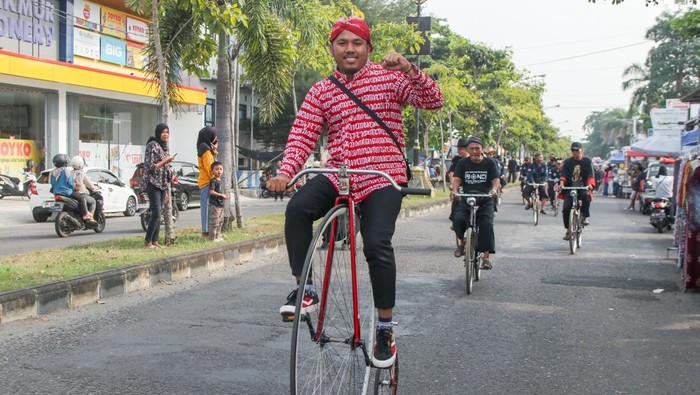 Komunitas sepeda tua saat meramaikan Parade Sepeda Tua Nusantara ke-IV di Ponorogo.