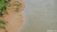 Kondisi air sungai di wilaya Desa Warungbambu, sebrang PT Pindo Deli Pulp and Paper Mills 1, setelah 24 jam tercemar limbah