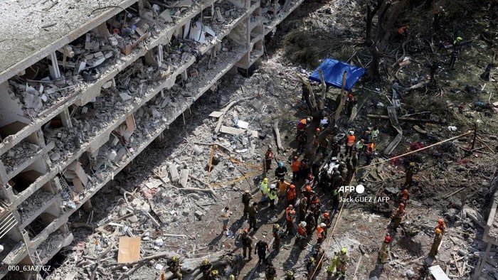 Pasukan keamanan Israel dan petugas tanggap darurat berkumpul di lokasi serangan Iran yang menghantam kawasan permukiman di kawasan Ramat Aviv di Tel Aviv pada 22 Juni 2025. Setidaknya 16 orang terluka dan setidaknya satu dampak dilaporkan di Israel bagian tengah setelah Iran meluncurkan dua gelombang rudal ke negara itu menyusul pengeboman AS terhadap lokasi nuklirnya, menurut layanan penyelamatan dan laporan.