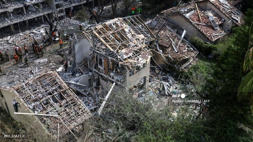 Pasukan keamanan Israel dan petugas tanggap darurat berkumpul di lokasi serangan Iran yang menghantam kawasan permukiman di kawasan Ramat Aviv di Tel Aviv pada 22 Juni 2025. Setidaknya 16 orang terluka dan setidaknya satu dampak dilaporkan di Israel bagian tengah setelah Iran meluncurkan dua gelombang rudal ke negara itu menyusul pengeboman AS terhadap lokasi nuklirnya, menurut layanan penyelamatan dan laporan.