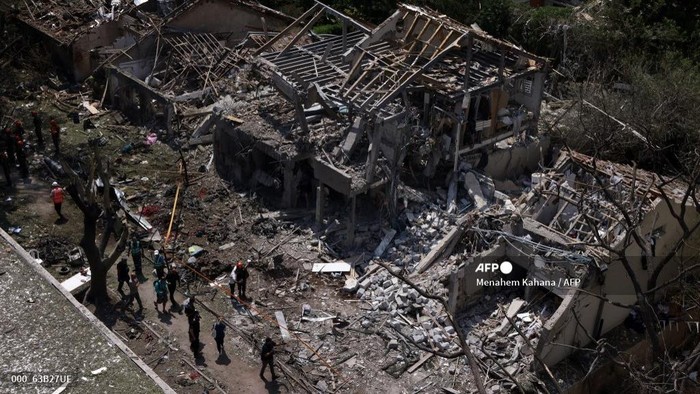 Pasukan keamanan Israel dan petugas tanggap darurat berkumpul di lokasi serangan Iran yang menghantam kawasan permukiman di kawasan Ramat Aviv di Tel Aviv pada 22 Juni 2025. Setidaknya 16 orang terluka dan setidaknya satu dampak dilaporkan di Israel bagian tengah setelah Iran meluncurkan dua gelombang rudal ke negara itu menyusul pengeboman AS terhadap lokasi nuklirnya, menurut layanan penyelamatan dan laporan.