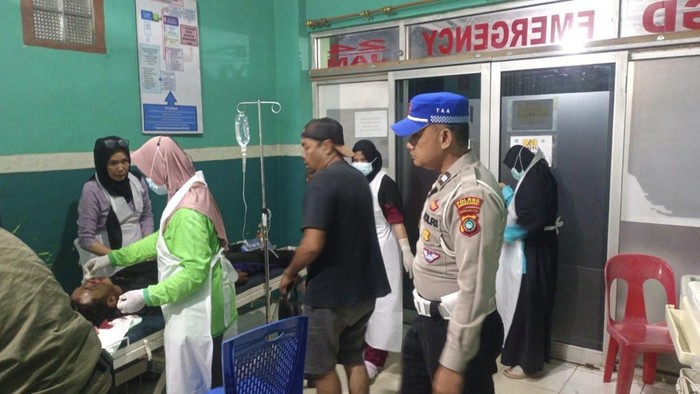 Korban saat dilarikan ke Puskesmas Kelapa.
