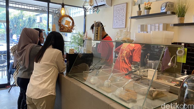 Suasana Tripplefeeling di Jalan Imam Bonjol, Kelurahan Pendrikan Kidul, Kecamatan Semarang Tengah, Kota Semarang yang jual kopi serta nasi rames, Sabtu (7/6/2025).