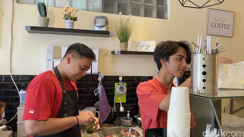 Suasana Tripplefeeling di Jalan Imam Bonjol, Kelurahan Pendrikan Kidul, Kecamatan Semarang Tengah, Kota Semarang yang jual kopi serta nasi rames, Sabtu (7/6/2025).