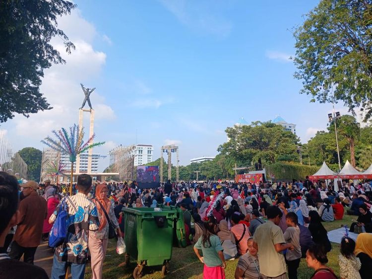 Warga Padati Lapangan Banteng, Mau Nonton Konser HUT Jakarta