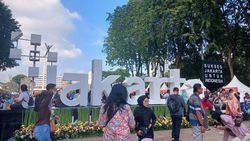 Warga Padati Lapangan Banteng, Mau Nonton Konser HUT Jakarta