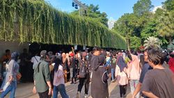 Warga Padati Lapangan Banteng, Mau Nonton Konser HUT Jakarta