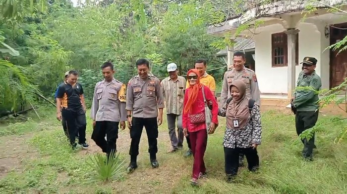 Lathifah (merah) saat dibawa ke Yayasan Lina Bersinar Abadi di Kecamatan Widang, Kabupaten Tuban