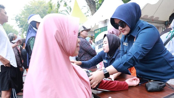 Layanan kesehatan gratis dan pengurusan SIM di CFD Darmo Surabaya