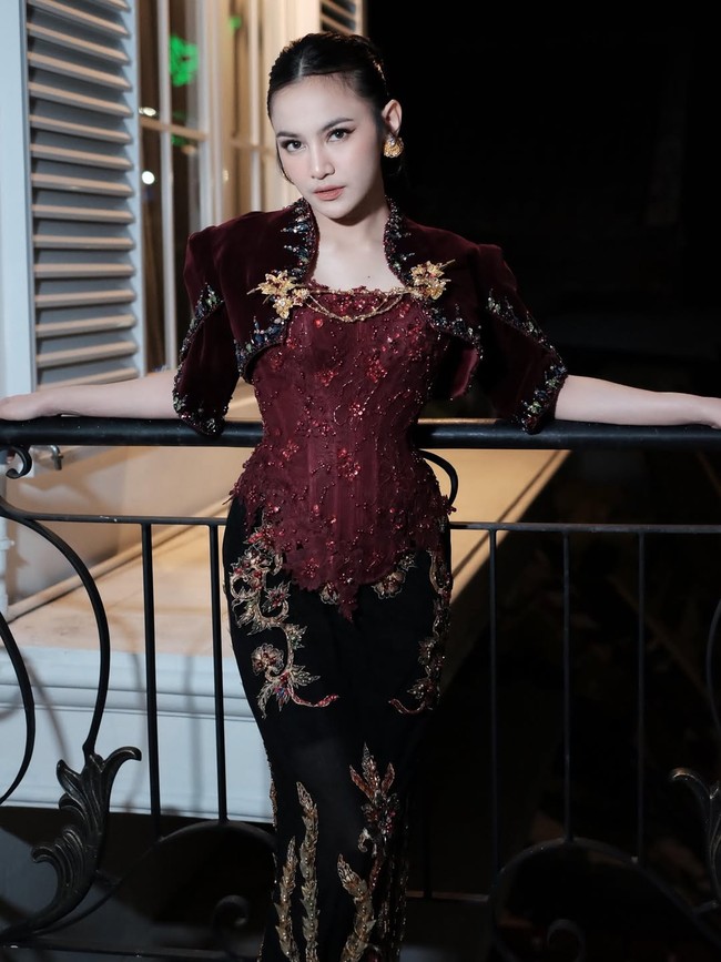 Terlepas dari pro-kontra, penampilan Mahalini malam itu sukses memukau mata karena kecantikan dan keanggunannya. Foto: Instagram/@mahaliniraharja @lisajuofficial