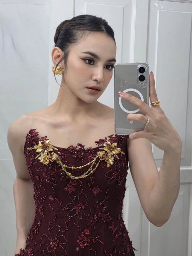 Banyak netizen menyebut busana Mahalini terlalu terbuka, bahkan dituding seperti melangkahi penampilan mempelai wanita. Ada pula yang menilai kurang sopan untuk dikenakan di acara pernikahan. Foto: Instagram/@mahaliniraharja @lisajuofficial