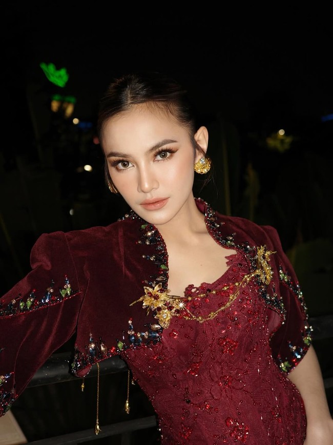 Sebelum menghadiri ngunduh mantu di JCC, Jakarta Pusat pada Jumat (20/6/2025), Mahalini sempat mengunggah foto dirinya mengenakan busana yang sama, hanya saja dilengkapi dengan outer bolero berwarna senada. Foto: Instagram/@mahaliniraharja @lisajuofficial