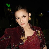 Sebelum menghadiri ngunduh mantu di JCC, Jakarta Pusat pada Jumat (20/6/2025), Mahalini sempat mengunggah foto dirinya mengenakan busana yang sama, hanya saja dilengkapi dengan outer bolero berwarna senada. Foto: Instagram/@mahaliniraharja @lisajuofficial