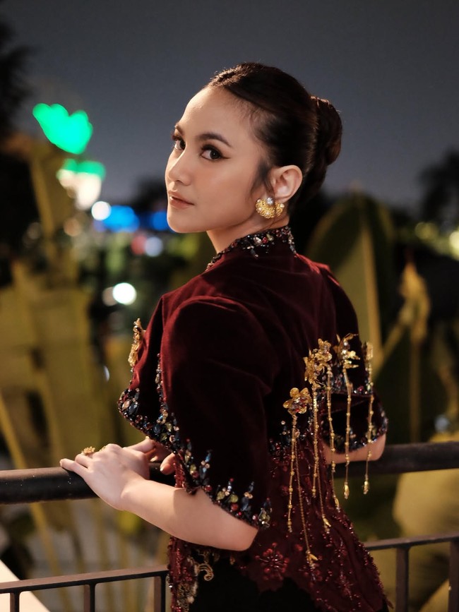 Tak sedikit yang menyayangkan Mahalini melepas bolero tersebut. Namun wanita asal Bali ini memberikan klarifikasinya. Aku juga suka banget sama outer-nya, tapi aku merasa terlalu berlebihan saat sampai di acara, katanya. Foto: Instagram/@mahaliniraharja @lisajuofficial