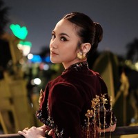 Tak sedikit yang menyayangkan Mahalini melepas bolero tersebut. Namun wanita asal Bali ini memberikan klarifikasinya. Aku juga suka banget sama outer-nya, tapi aku merasa terlalu berlebihan saat sampai di acara, katanya. Foto: Instagram/@mahaliniraharja @lisajuofficial