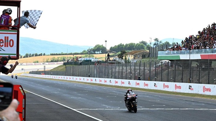 Marc Marquez Menggila di MotoGP Italia MotoGP - Italian Grand Prix - Mugello Circuit, Scarperia e San Piero, Italy - June 22, 2025 Ducati Lenovo Team's Marc Marquez celebrates on the podium after winning the Italian Grand Prix REUTERS/Jennifer Lorenzini