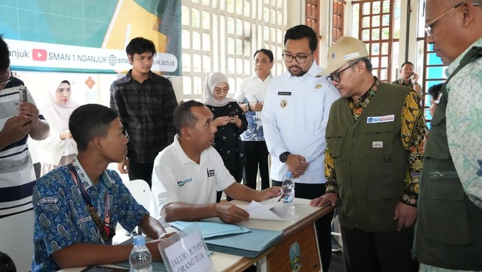 Mendikdasmen pantau SPMB 2025 di SMAN 1 Nganjuk pada (21/6/2025).