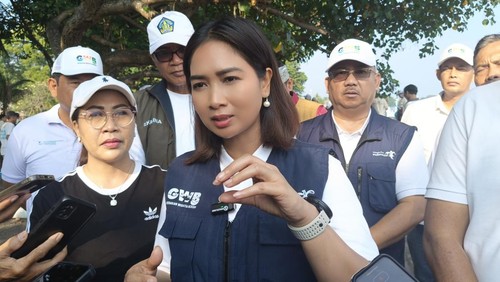 Menteri Pariwisata Ni Luh Puspa  dalam program gerakan wisata bersih (GWB) di Pantai Lovina, Buleleng, Bali, Minggu (22/6/2025). (Ni Made Lastri Karsiani Putri-detikBali)