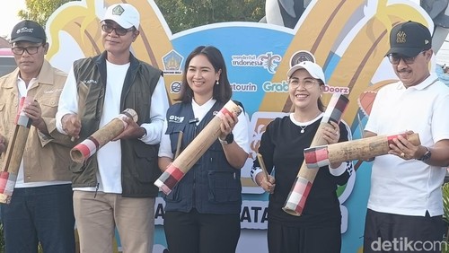 Menteri Pariwisata Ni Luh Puspa  dalam program gerakan wisata bersih (GWB) di Pantai Lovina, Buleleng, Bali, Minggu (22/6/2025). (Ni Made Lastri Karsiani Putri-detikBali)