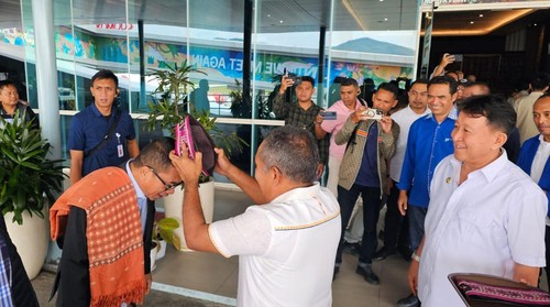 Momen penjemputan Menteri Desa, Pembangunan Daerah Tertinggal, dan Transmigrasi, Yandri Susanto, di Bandara Internasional Komodo di Labuan Bajo, Manggarai Barat, NTT, Minggu (22/6/2025).