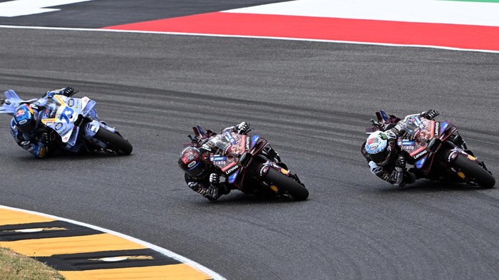 MotoGP - Italian Grand Prix - Mugello Circuit, Scarperia e San Piero, Italy - June 22, 2025 Ducati Lenovo Teams Marc Marquez, Ducati Lenovo Teams Francesco Bagnaia and BK8 Gresini Racing MotoGPs Alex Marquez in action during the race REUTERS/Jennifer Lorenzini