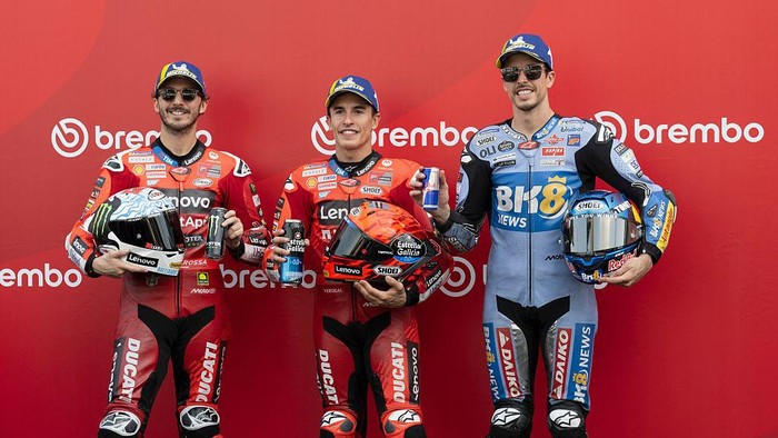 SCARPERIA, ITALY - JUNE 21: (L-R) Francesco Bagnaia of Italy and Ducati Lenovo Team, Marc Marquez of Spain and Ducati Lenovo Team and Alex Marquez of Spain and Gresini Racing MotoGP
 pose at the end of the qualifying practice during the MotoGP Of Italy - Qualifying at Mugello Circuit on June 21, 2025 in Scarperia, Italy. (Photo by Mirco Lazzari gp/Getty Images)