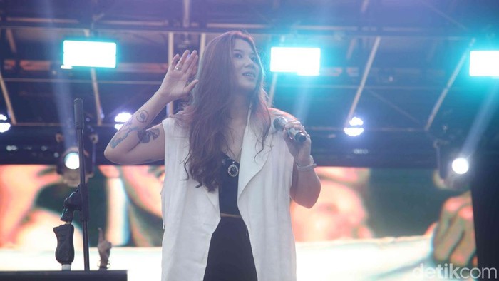 Musisi Danila Riyadi tampil dalam acara Allo Bank Festival di Istora, Jakarta, Minggu (22/6/2025).