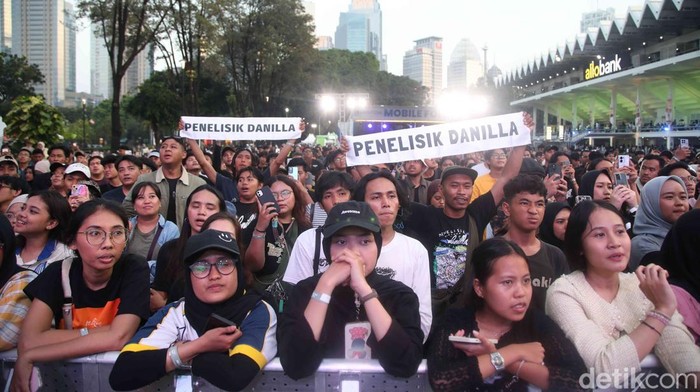 Musisi Danila Riyadi tampil dalam acara Allo Bank Festival di Istora, Jakarta, Minggu (22/6/2025).