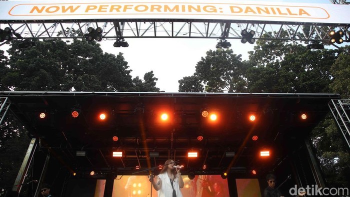 Musisi Danila Riyadi tampil dalam acara Allo Bank Festival di Istora, Jakarta, Minggu (22/6/2025).