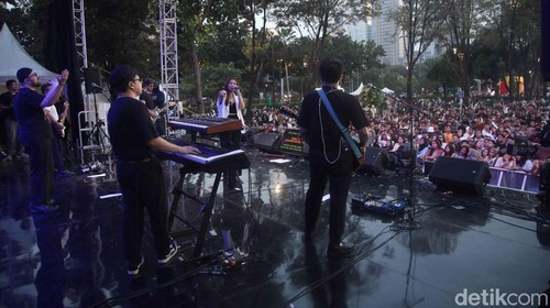 Musisi Danila Riyadi tampil dalam acara Allo Bank Festival di Istora, Jakarta, Minggu (22/6/2025).