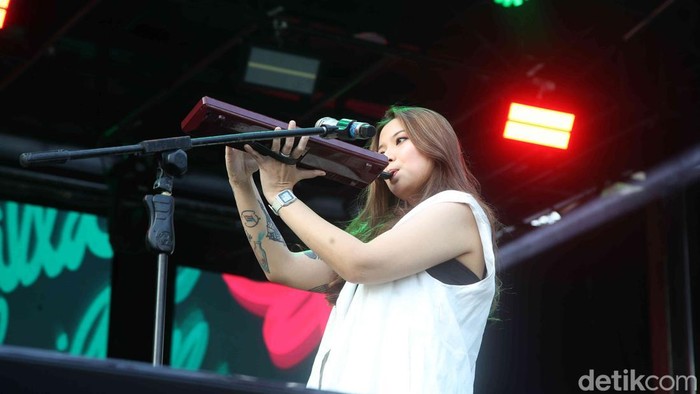 Musisi Danila Riyadi tampil dalam acara Allo Bank Festival di Istora, Jakarta, Minggu (22/6/2025).