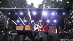 Danilla Riyadi Bawa Nuansa Syahdu di Allo Bank Festival Jakarta 2025