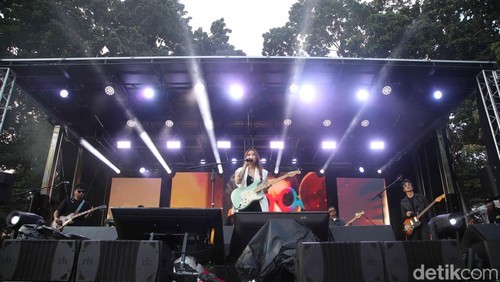 Musisi Danila Riyadi tampil dalam acara Allo Bank Festival di Istora, Jakarta, Minggu (22/6/2025).