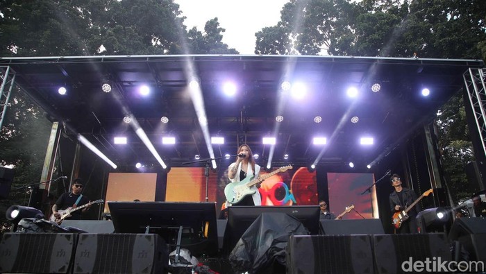 Musisi Danila Riyadi tampil dalam acara Allo Bank Festival di Istora, Jakarta, Minggu (22/6/2025).