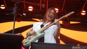Setelah panggung sebelumnya dibakar dengan energi tinggi dari band Perunggu, Danilla mengajak penonton untuk lebih kalem dan rileks lewat lagu pembuka Berdistraksi. Tanpa banyak jeda, penyanyi kelahiran 1990 itu langsung melanjutkan dengan KIW dan MPV.