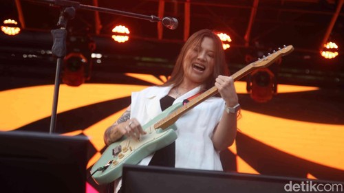 Musisi Danila Riyadi tampil dalam acara Allo Bank Festival di Istora, Jakarta, Minggu (22/6/2025).