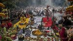 Ngertakeun Bumi Lamba, Momen Sakral Warga dari Berbagai Suku dan Agama di Tangkuban Parahu