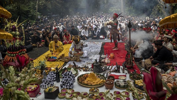 Warga dari berbagai suku dan agama mengikuti prosesi ngalung sesajen saat upacara adat Ngertakeun Bumi Lamba di Taman Wisata Alam (TWA) Gunung Tangkuban Parahu, Kabupaten Subang, Jawa Barat, Minggu (22/6/2025). Upacara adat sunda nusantara sabuana Ngertakeun Bumi Lamba ke-17 yang dihadiri oleh berbagai masyarakat adat, suku, ras, dan agama di Indonesia tersebut ditujukan untuk mengungkapkan rasa syukur kepada Tuhan yang Maha Esa karena telah menjadikan alam semesta yang menopang kehidupan. ANTARA FOTO/Abdan Syakura