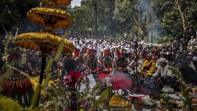 Ngertakeun Bumi Lamba, Momen Sakral Warga dari Berbagai Suku dan Agama di Tangkuban Parahu