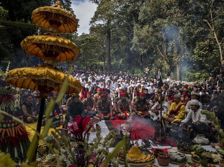 Ngertakeun Bumi Lamba, Momen Sakral Warga dari Berbagai Suku dan Agama di Tangkuban Parahu