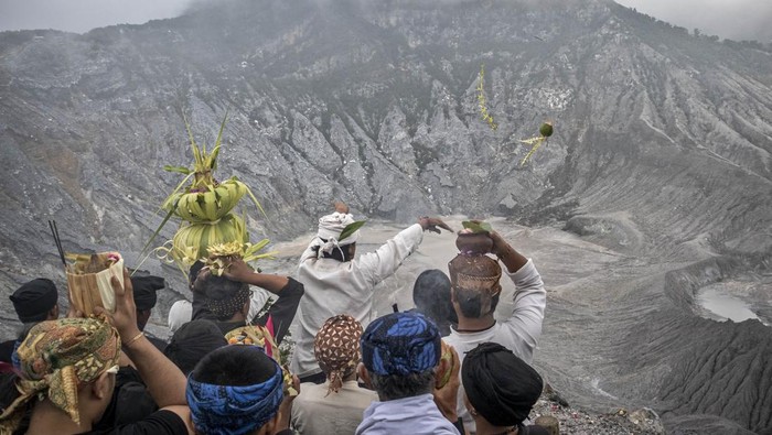 Ngertakeun Bumi Lamba, Momen Sakral Warga dari Berbagai Suku dan Agama di Tangkuban Parahu Warga dari berbagai suku dan agama mengikuti prosesi ngalung sesajen saat upacara adat Ngertakeun Bumi Lamba di Taman Wisata Alam (TWA) Gunung Tangkuban Parahu, Kabupaten Subang, Jawa Barat, Minggu (22/6/2025). Upacara adat sunda nusantara sabuana Ngertakeun Bumi Lamba ke-17 yang dihadiri oleh berbagai masyarakat adat, suku, ras, dan agama di Indonesia tersebut ditujukan untuk mengungkapkan rasa syukur kepada Tuhan yang Maha Esa karena telah menjadikan alam semesta yang menopang kehidupan. ANTARA FOTO/Abdan Syakura